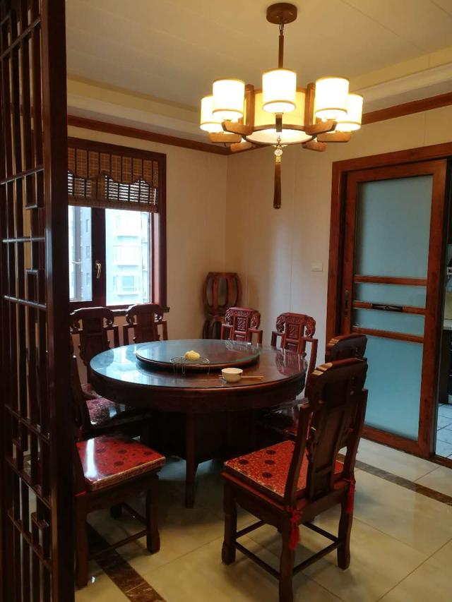 178平米的房子,装修花了50万,全套红木家具花了60万,朋友看了这搭配,都竖起了大拇指