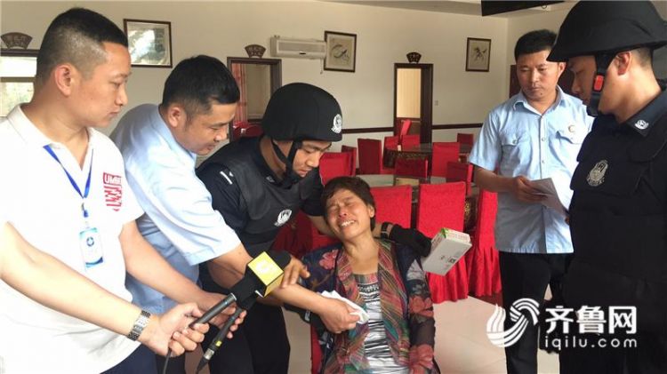 临沂法院直播抓老赖 受害者家属拿到欠款报边