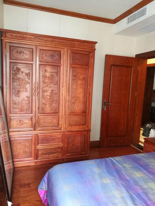 178平米的房子,装修花了50万,全套红木家具花了60万,朋友看了这搭配,都竖起了大拇指