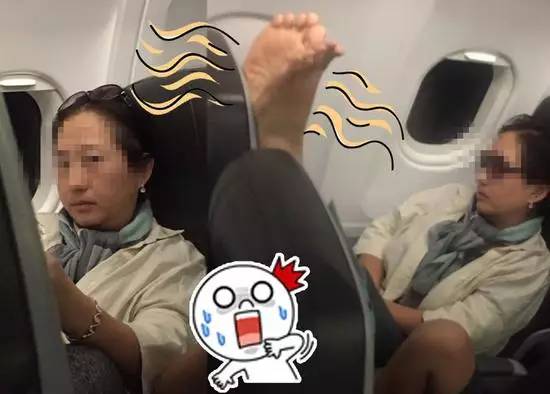 女子机舱内被韩国大妈拍醒:你换个座，我要晾脚！