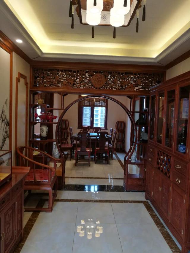 178平米的房子,装修花了50万,全套红木家具花了60万,朋友看了这搭配,都竖起了大拇指