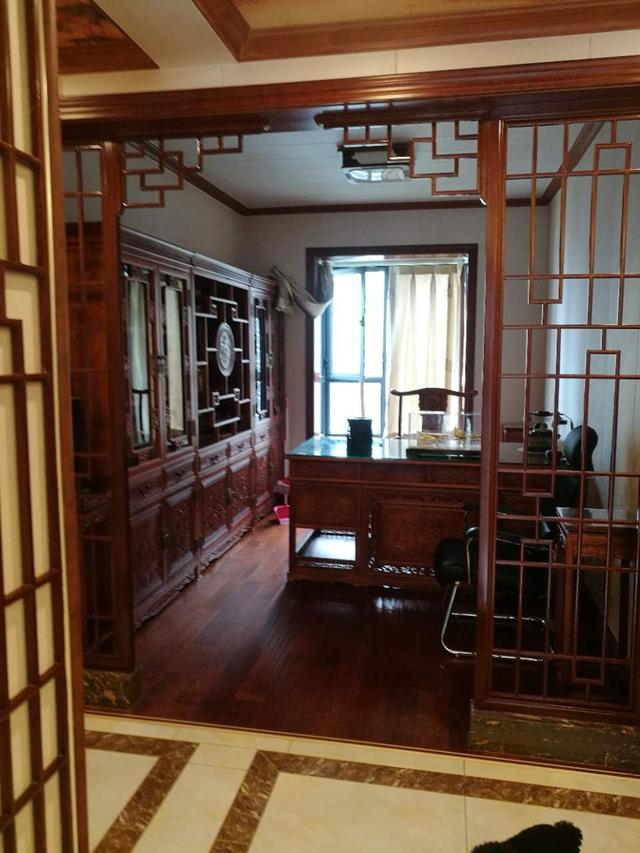 178平米的房子,装修花了50万,全套红木家具花了60万,朋友看了这搭配,都竖起了大拇指