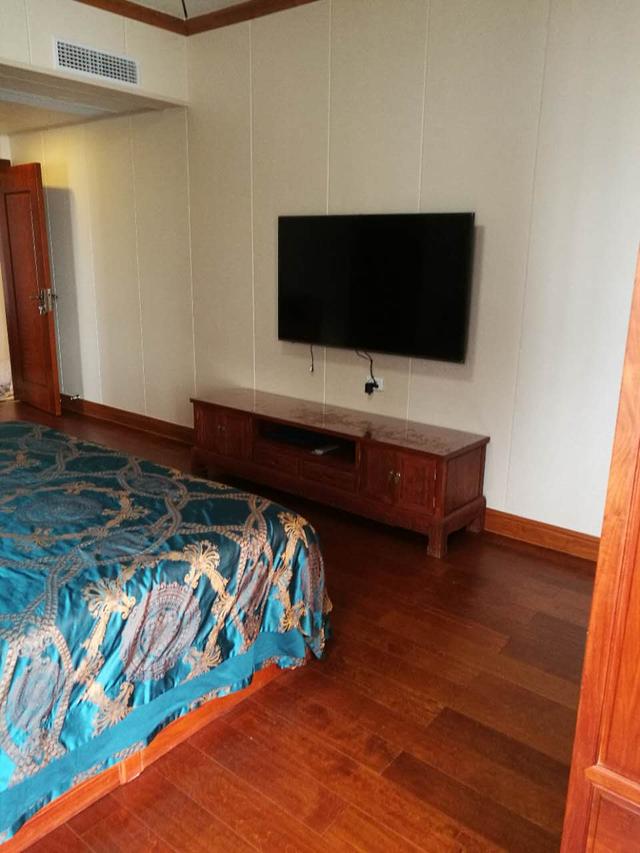 178平米的房子,装修花了50万,全套红木家具花了60万,朋友看了这搭配,都竖起了大拇指