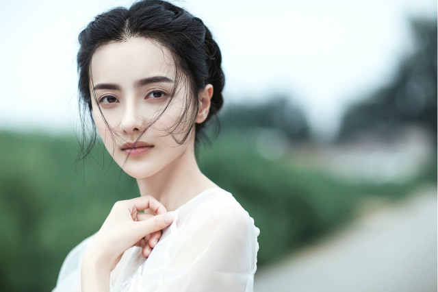 张芷溪最新写真曝光 轻熟女引领时尚