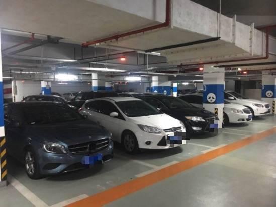 杭州一豪车女主播下班，一进停车场吓坏！