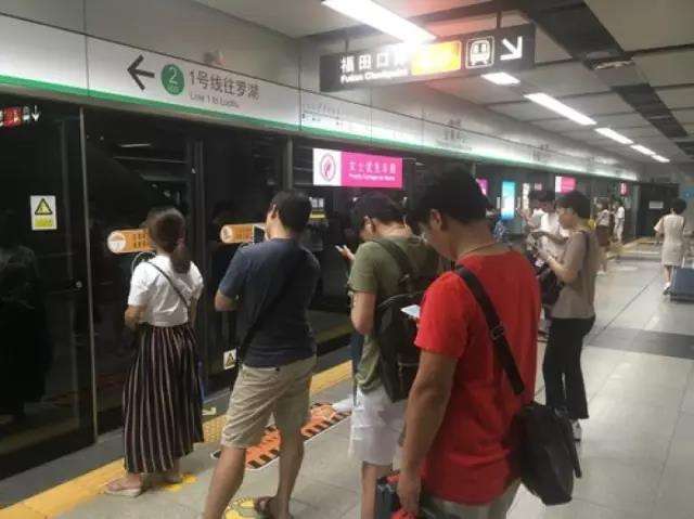 尴尬了！深圳地铁首开“女性车厢”，结果塞满了男乘客…