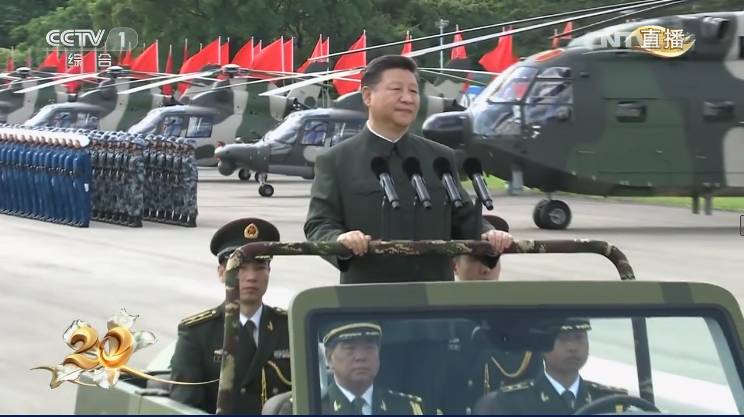 习近平检阅驻香港部队，3100余名官兵高呼：主席好！