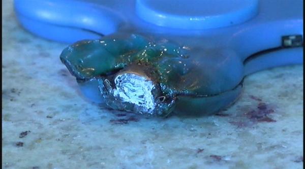 锂电版指尖陀螺在美发生多起自燃事故:画面恐怖