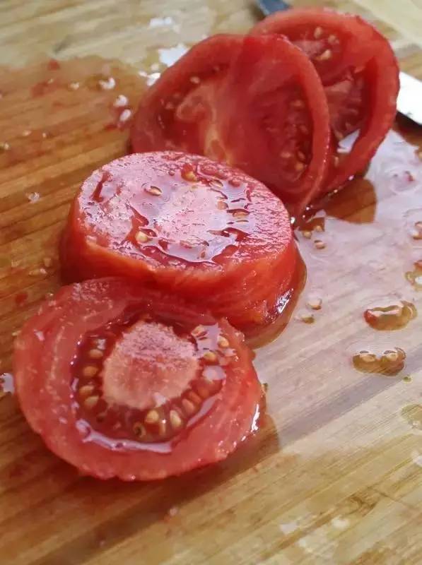 外国人竟这样给番茄去皮，只需1根筷子，30秒搞定！