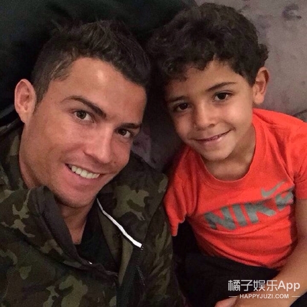 C罗首晒龙凤胎合照,迷你罗也要当哥哥啦!