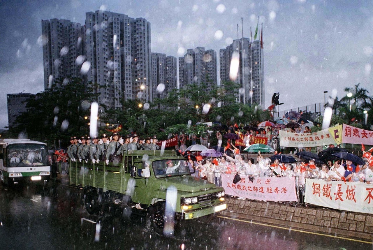 习近平检阅驻香港部队,3100余名官兵高呼:主席好!