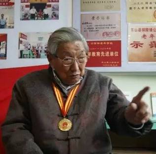 独家视频直播：96岁老人宣誓入党 他与党同龄！
