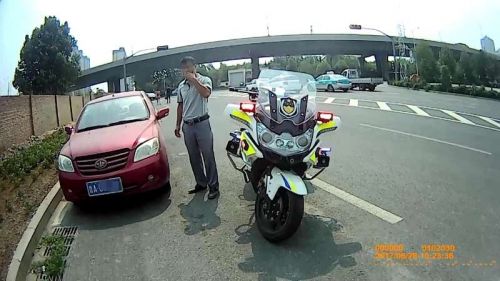 济南:滑头!违法驾驶被查报上了哥哥的驾驶证号