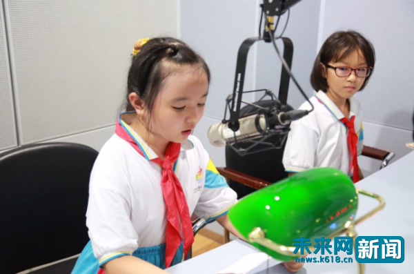 党的生日送祝福 少先队员化身播音员播音室朗