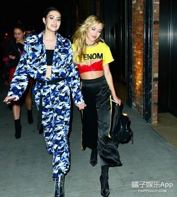 星二代嫩模 Delilah Hamlin与15岁妹妹夜出宵夜