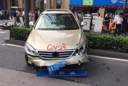 杭州一孕妇乱停车，保安好心帮她挪车没想到发生了这事！