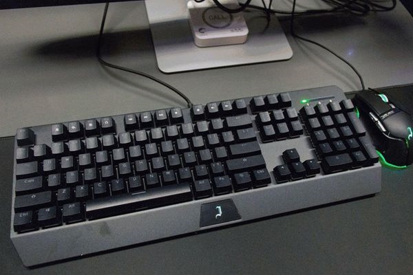 国内首家周杰伦投资网吧体验：300元/小时、定制主机