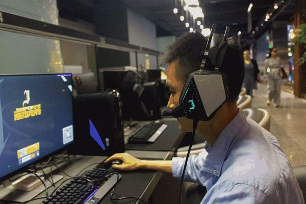 国内首家周杰伦投资网吧体验：300元/小时、定制主机