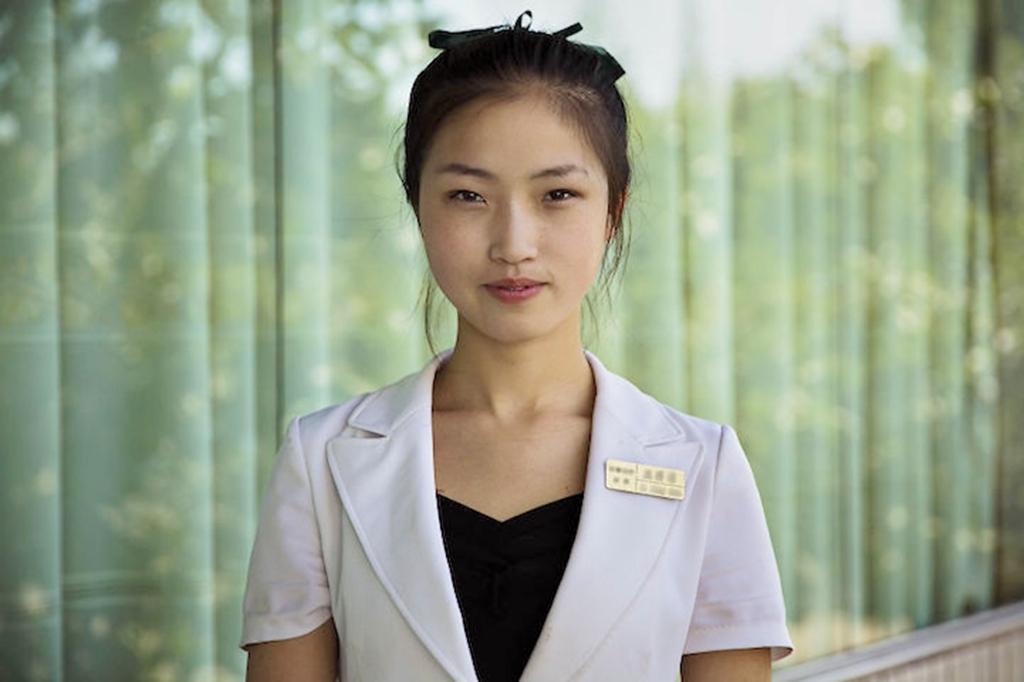直击朝鲜美女服务员 颜值高才艺更高