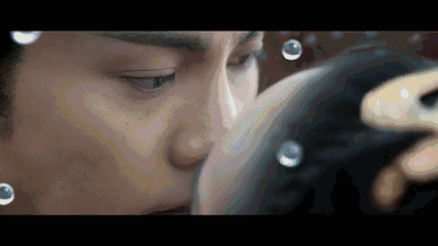 还有这眼眶带泪的深情一吻,看得人揪心.