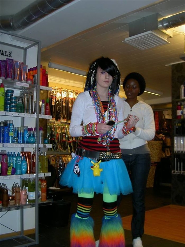 国外网友晒少时旧照 这画风也是没谁了