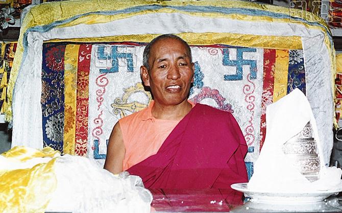 四川秘境壤塘供奉罕见活佛肉身舍利 头发指甲竟仍生长