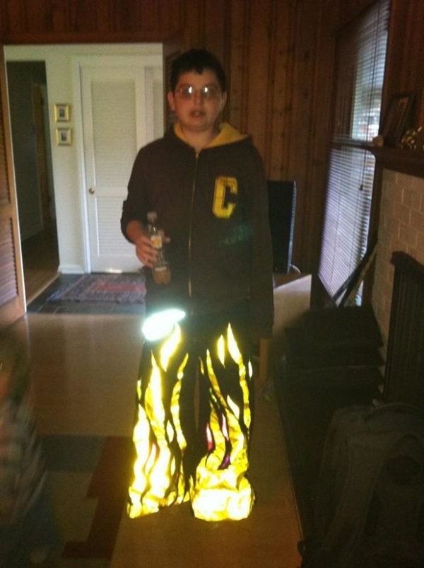 国外网友晒少时旧照 这画风也是没谁了