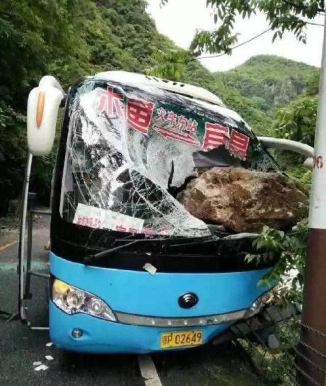 大巴车被巨石砸中，他拼尽最后一丝力气救下一车人的命