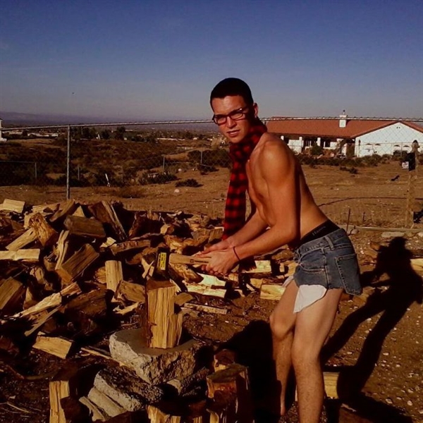 国外网友晒少时旧照 这画风也是没谁了