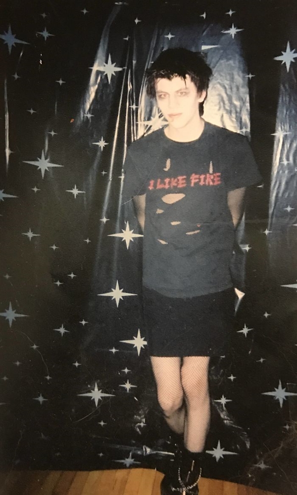 国外网友晒少时旧照 这画风也是没谁了