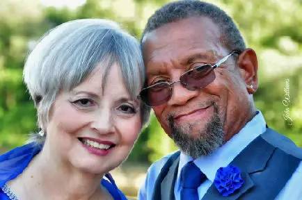 当年黑人小伙忍痛挥别白人女友，他们却在43年后结婚了