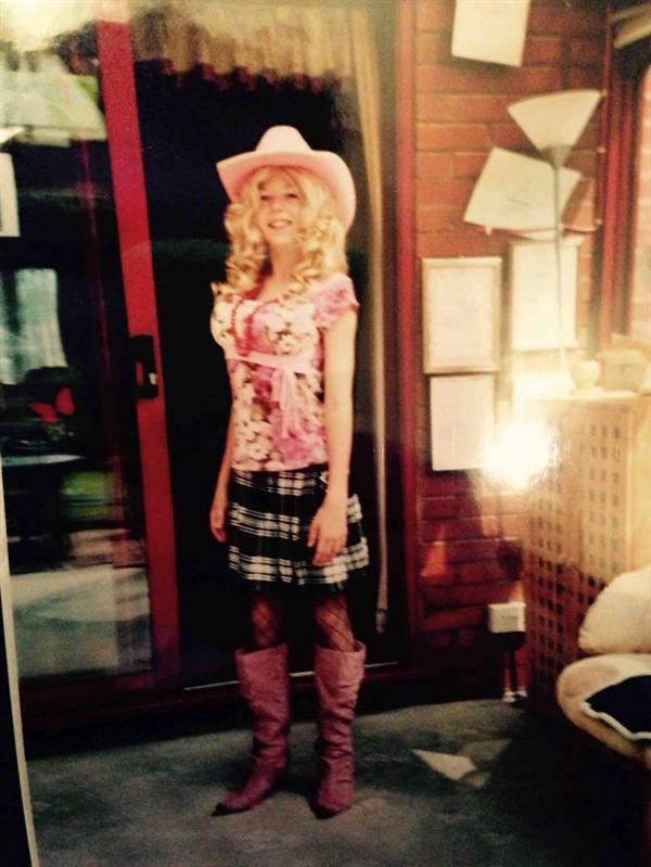 国外网友晒少时旧照 这画风也是没谁了