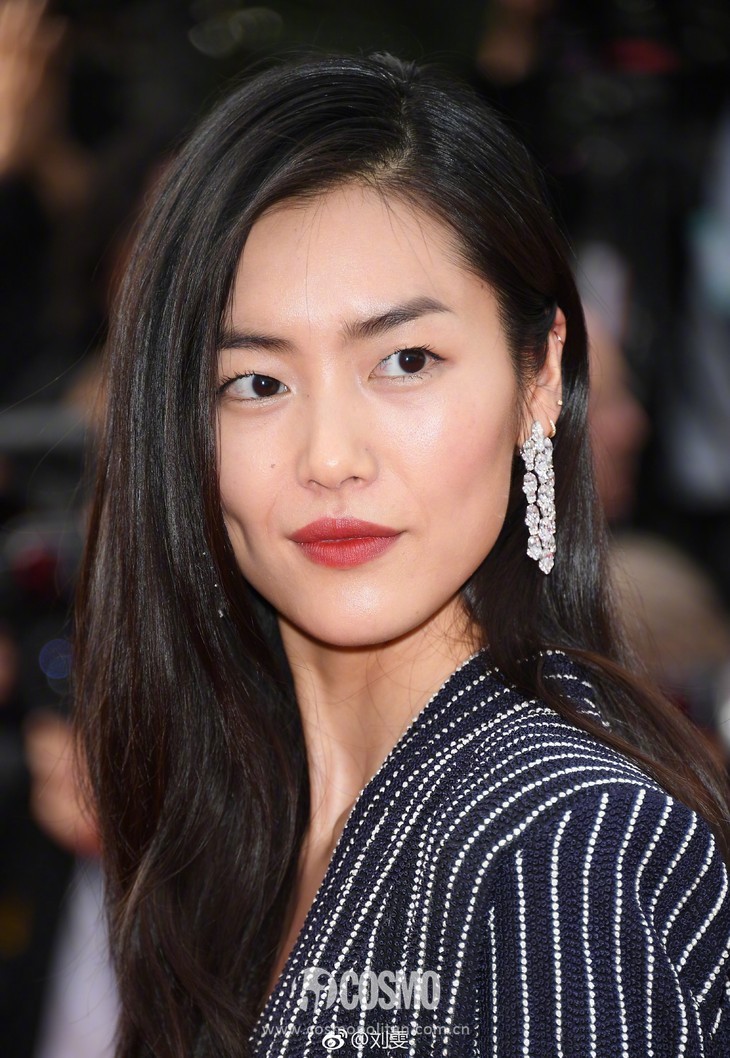 她们统统不是尖下巴圆眼睛,却连小方脸都让人