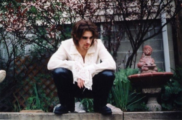 国外网友晒少时旧照 这画风也是没谁了