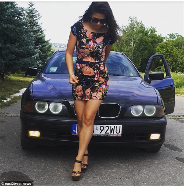 乌克兰美女网红直播酒驾 撞电线杆车毁人亡