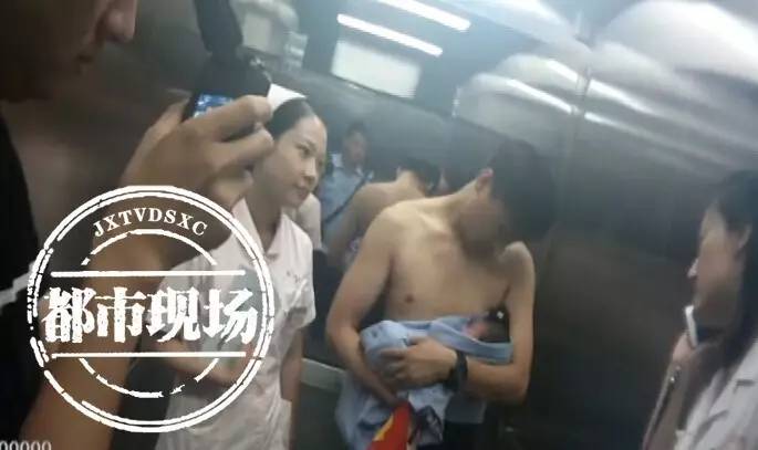九江 | 警察脱衣赤膊  为什么老百姓都为他大声叫好？