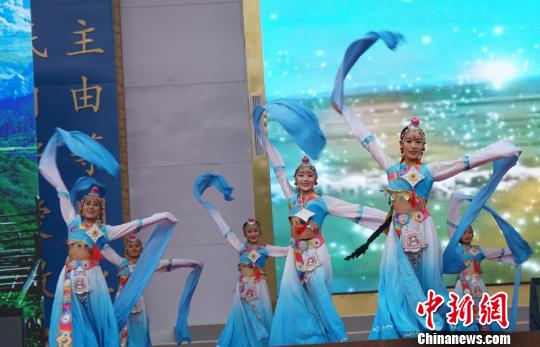 表演藏族舞蹈。 南如卓玛 摄 表演藏族舞蹈。 南如卓玛 摄