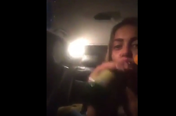 乌克兰美女网红直播酒驾 撞电线杆车毁人亡