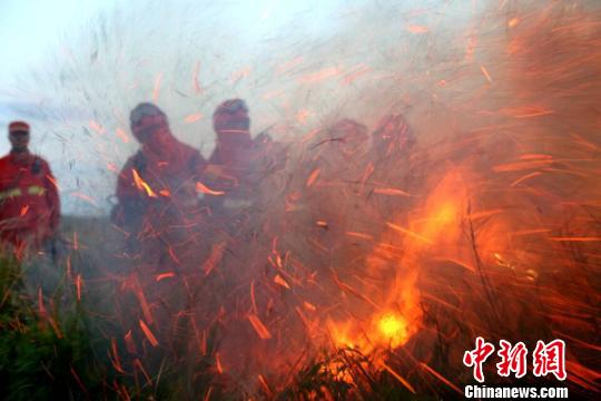 蒙古国大火逼近中国边境 森林武警堵截4天仍蔓延