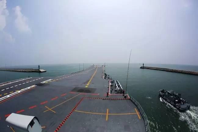 辽宁号航母编队南下最新视频！一级战斗部署通过某海峡！