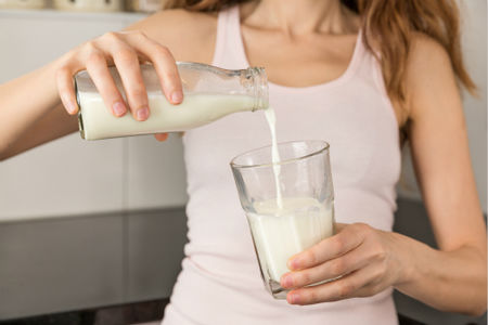 早晨还是晚上，牛奶什么时候喝更营养？