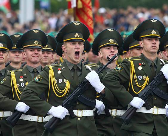 白俄罗斯独立日阅兵 拖拉机抢镜