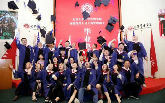 吴奇隆参加北大毕业鄂州新闻网典礼穿学士服拍毕业照获硕士学位