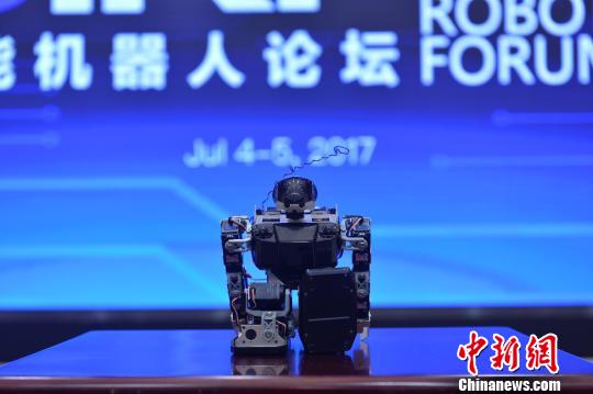 论坛旨在促进两国机器人相关领域科研人员的交流合作，聚焦智能机器人和人工智能的创新研究和产业化应用等。　芊烨 摄