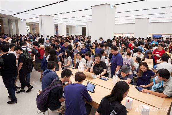台湾首家Apple Store开业 疯狂果粉排队68小时