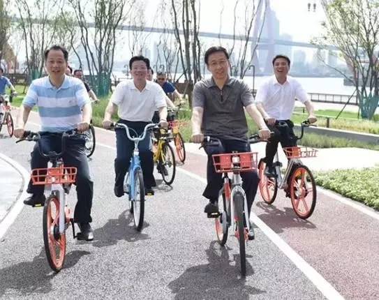 韩正骑共享单车引热议 市委书记何以引领新风尚？