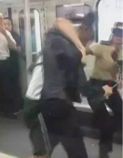 广州地铁又见乘客“全武行” 这次还动刀了 | 警方通报