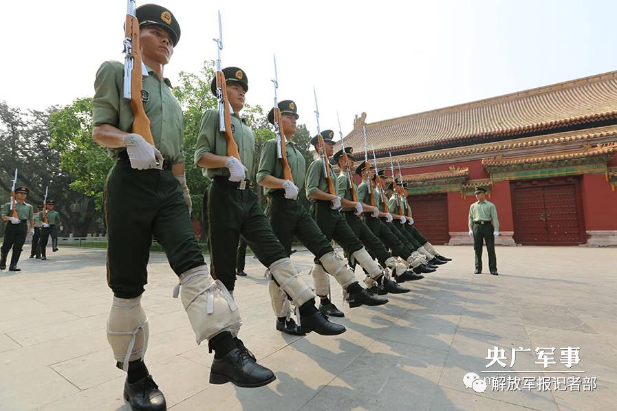 不管是升旗手杨博,还是擎旗手张自轩亦或国旗护卫队的其他队员,大家都