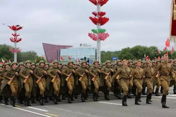 在这个国家的独立日阅兵式上 最抢眼的竟然是中国元素