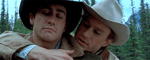 《断背山》电影里杰克与恩尼斯未完成的吻让很多人心碎,背后相拥无言